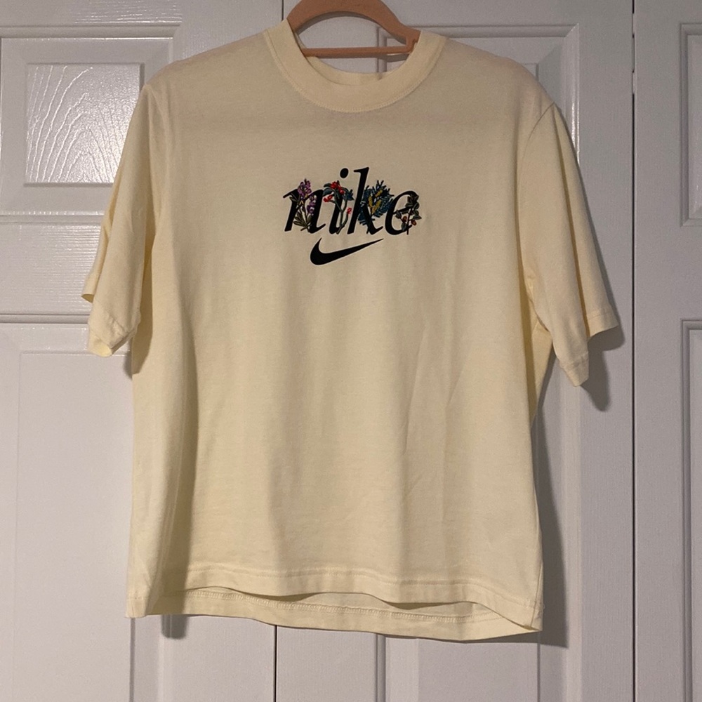 NWOT. Nike Oversized T w/ Plant Embroidery (XS)